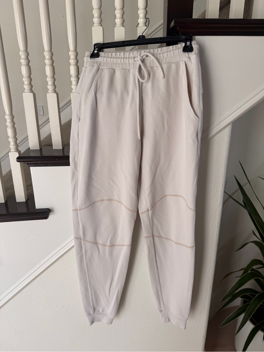 ALO Yoga Cream Drawstring Jogger Sweatpants